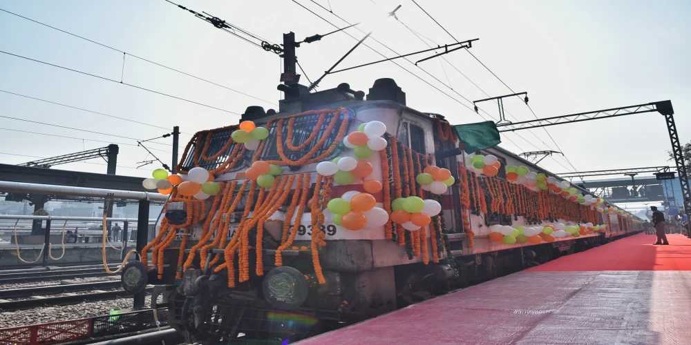 PM flags off inaugural journey of the Pravasi Bharatiya Express, a special tourist train for the Indian diaspora PM flags off inaugural journey of the Pravasi Bharatiya Express, a special tourist train for the Indian diaspora